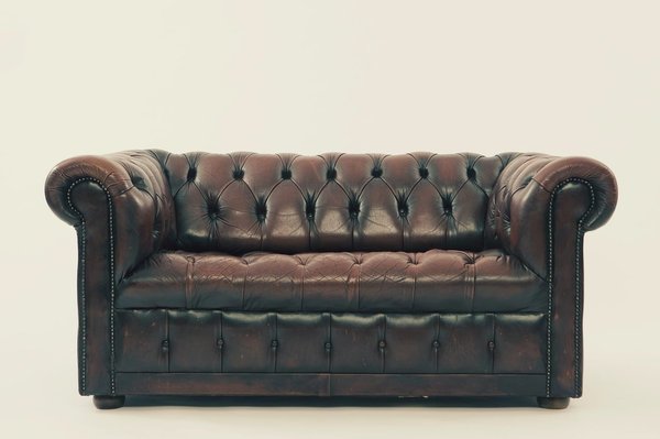 Comment créer un espace détente chaleureux autour de votre canapé Chesterfield en cuir ?